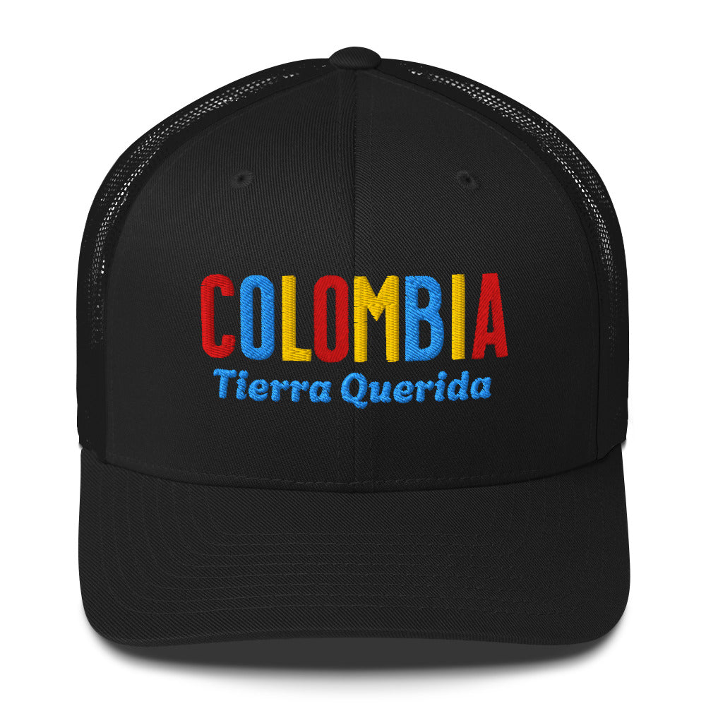 Gorra bordada con el texto “Tierra Querida”, diseño cultural colombiano con identidad vibrante.