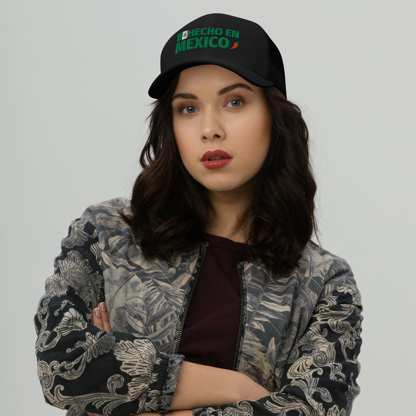 Gorra bordada con el texto “100% Mexicana”, diseño con orgullo nacional y esencia mexicana.