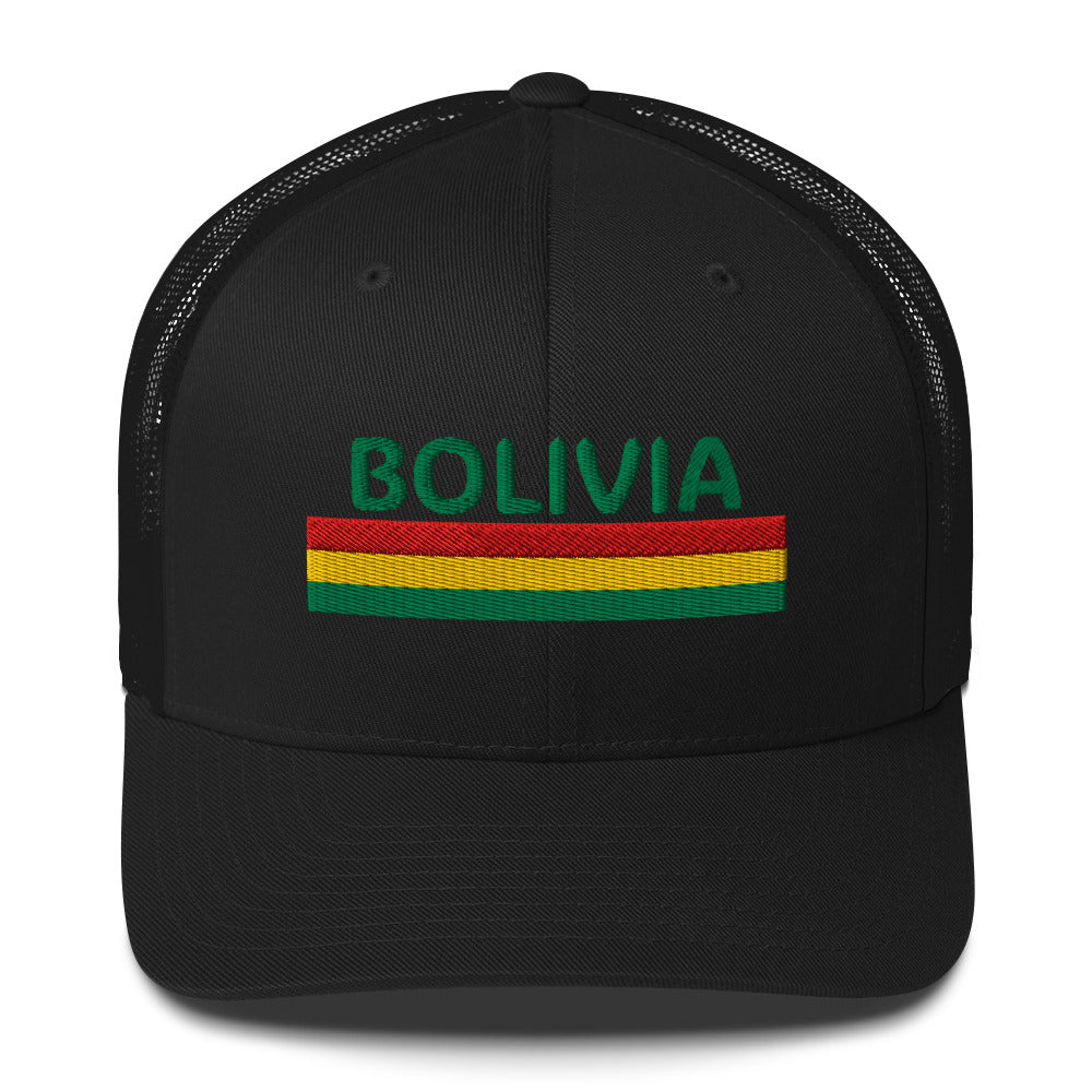 Trucker cap con bordado “Bolivia” en rojo, amarillo y verde, diseño patriótico.