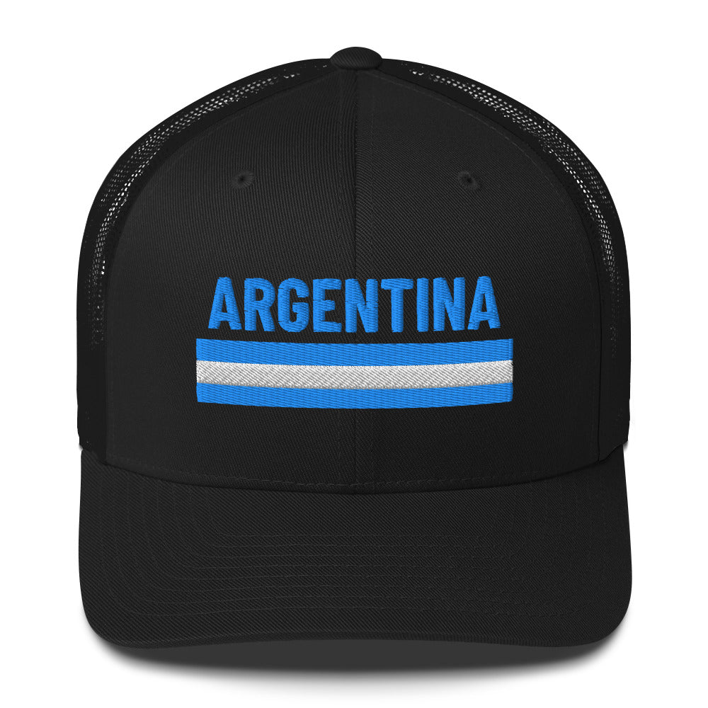 Trucker cap beige con palabra bordada “Argentina” en azul celeste, diseño limpio con orgullo nacional.
