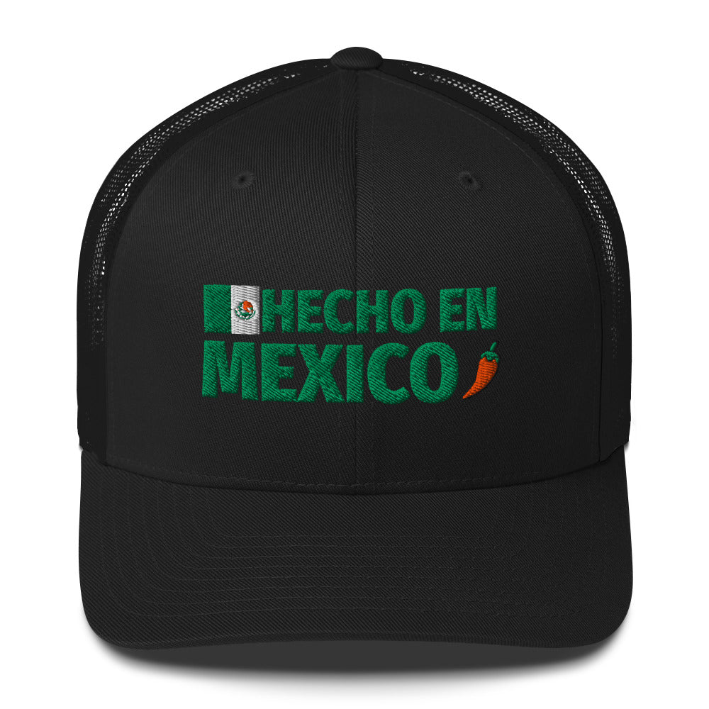 Gorra bordada con la bandera de México sobre fondo blanco. De la colección Colores de Pueblo de LATEA™.