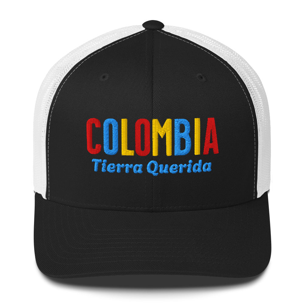 Gorra bordada con el texto “Tierra Querida”, diseño cultural colombiano con identidad vibrante.