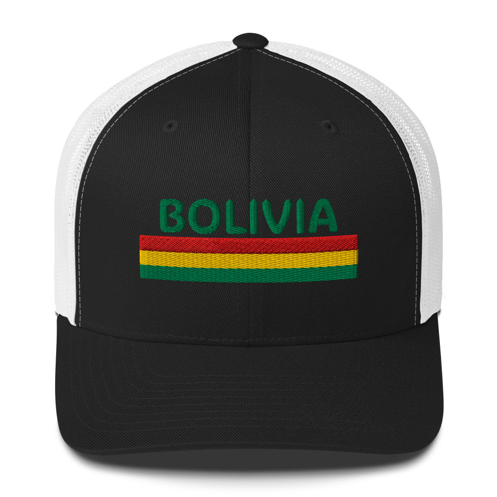 Trucker cap con bordado “Bolivia” en rojo, amarillo y verde, diseño patriótico.