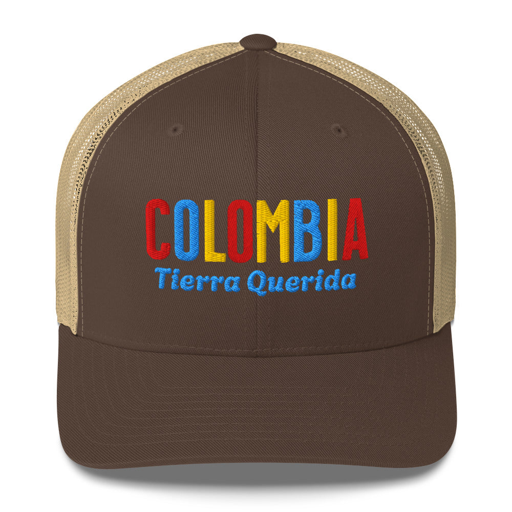 Gorra bordada con el texto “Tierra Querida”, diseño cultural colombiano con identidad vibrante.