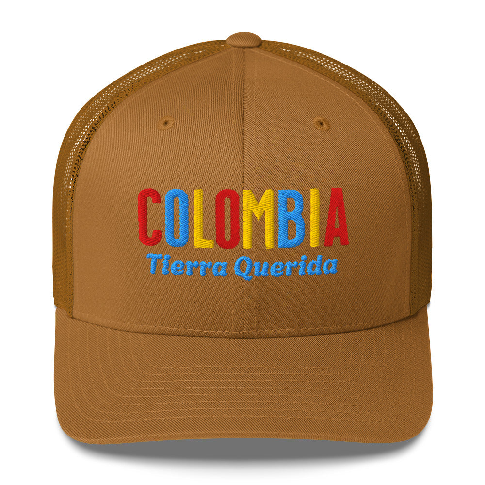 Gorra bordada con el texto “Tierra Querida”, diseño cultural colombiano con identidad vibrante.
