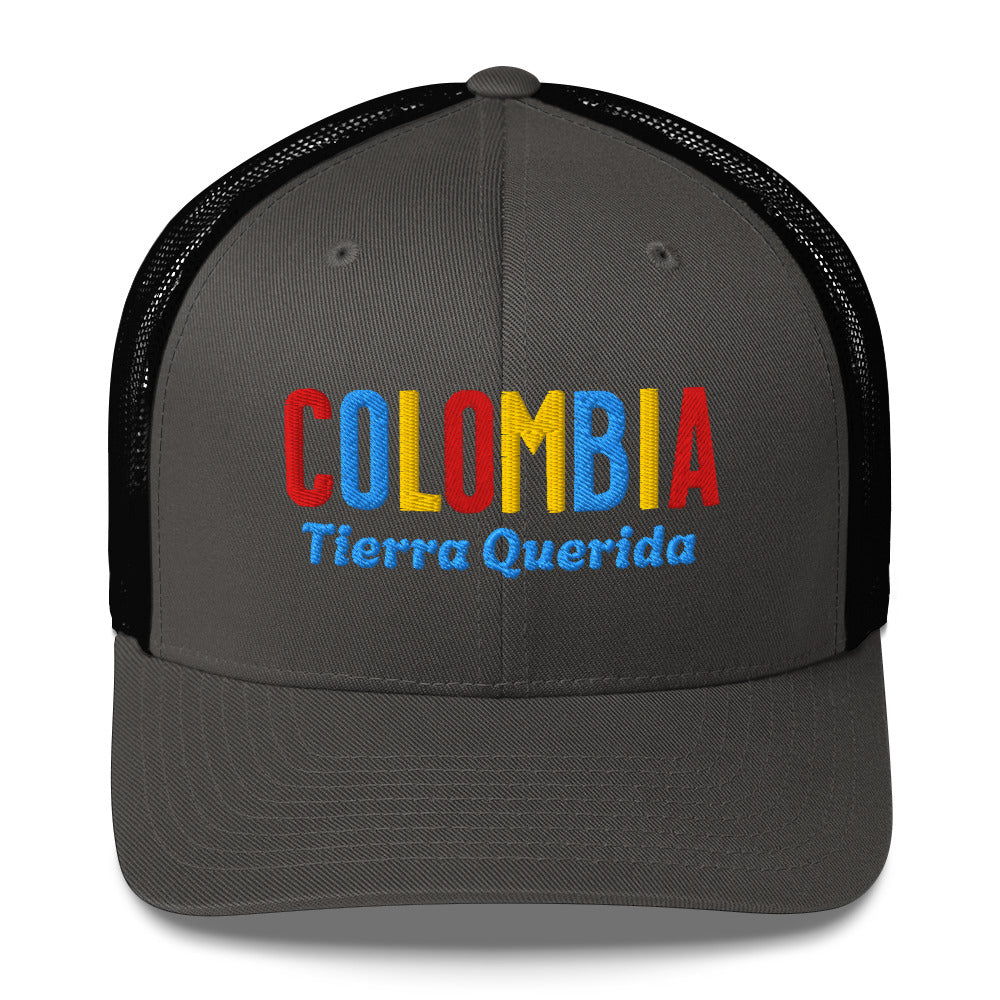 Gorra bordada con el texto “Tierra Querida”, diseño cultural colombiano con identidad vibrante.