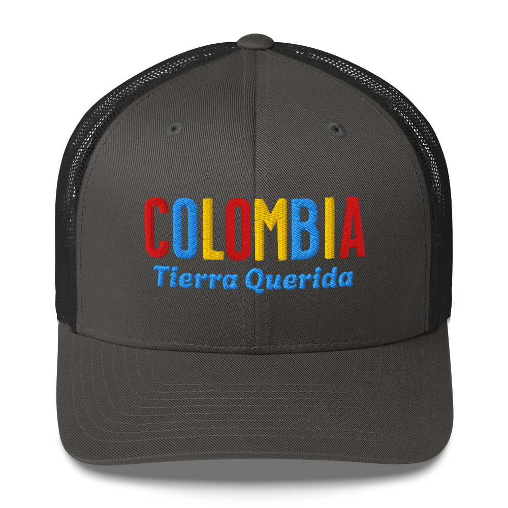 Gorra bordada con el texto “Tierra Querida”, diseño cultural colombiano con identidad vibrante.