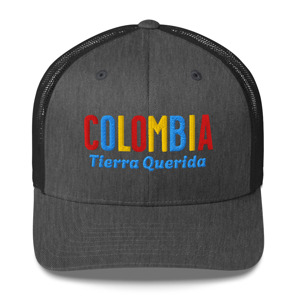 Gorra bordada con el texto “Tierra Querida”, diseño cultural colombiano con identidad vibrante.