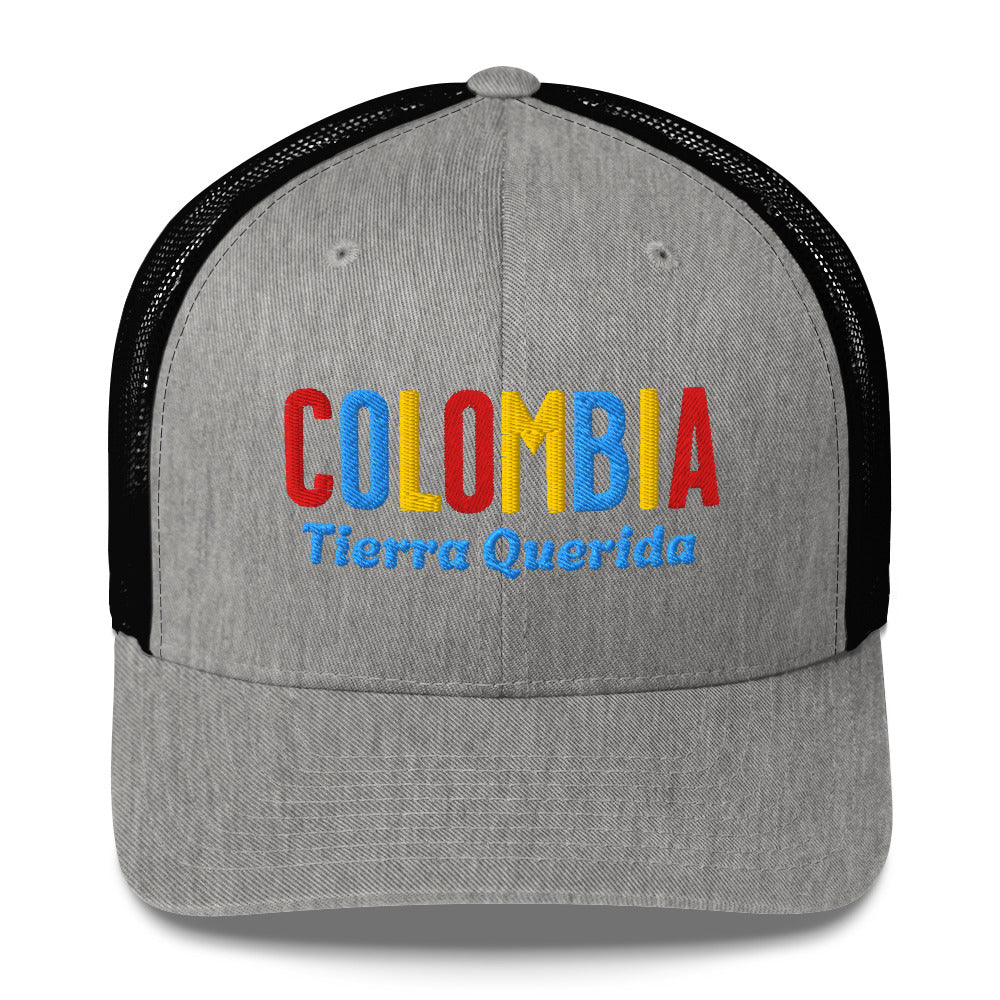 Gorra bordada con el texto “Tierra Querida”, diseño cultural colombiano con identidad vibrante.