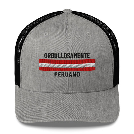 Gorra bordada con la palabra “Perú”, estilo limpio con identidad cultural peruana.