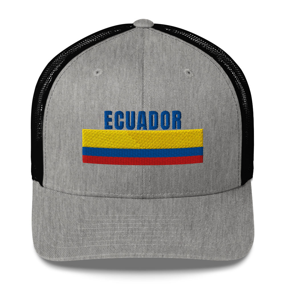 Diseño bordado con el nombre “Ecuador”. Una gorra sencilla y poderosa para representar con orgullo.