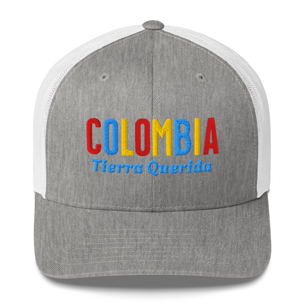 Gorra bordada con el texto “Tierra Querida”, diseño cultural colombiano con identidad vibrante.