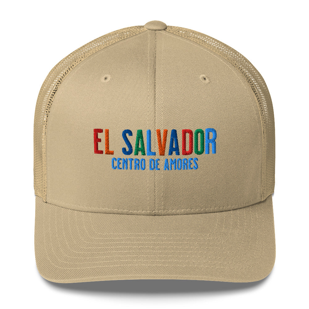 Gorra bordada con frase “Centro de Amores”, diseño cultural salvadoreño lleno de cariño y raíz.