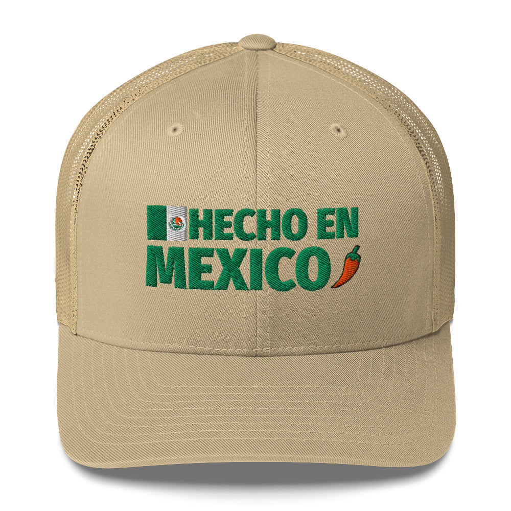 PGorra bordada con la bandera de México sobre fondo blanco. De la colección Colores de Pueblo de LATEA™.