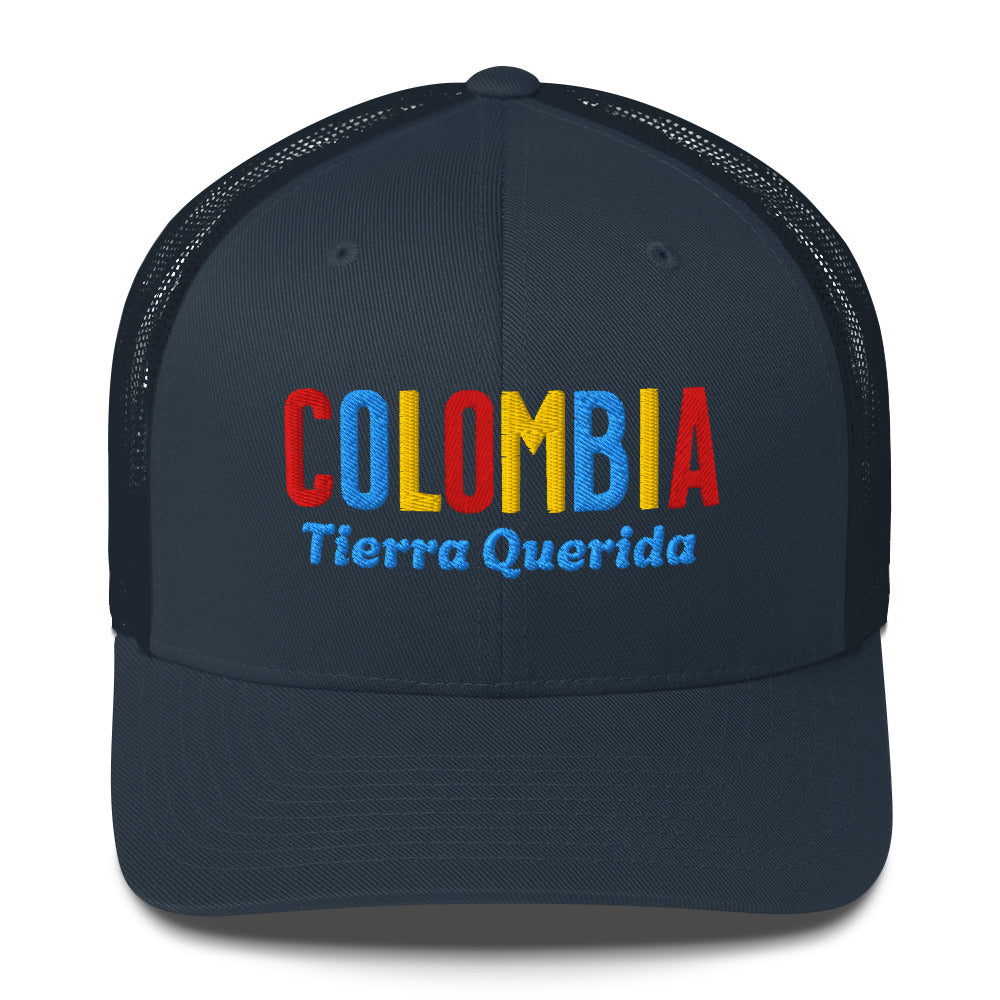 Gorra bordada con el texto “Tierra Querida”, diseño cultural colombiano con identidad vibrante.
