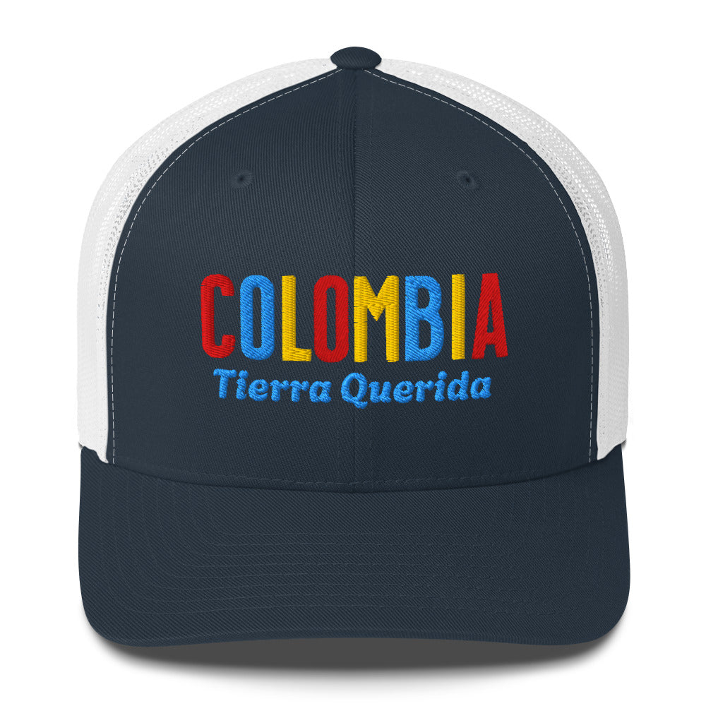 Gorra bordada con el texto “Tierra Querida”, diseño cultural colombiano con identidad vibrante.
