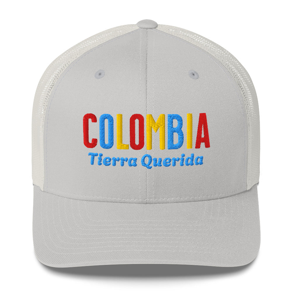 Gorra bordada con el texto “Tierra Querida”, diseño cultural colombiano con identidad vibrante.