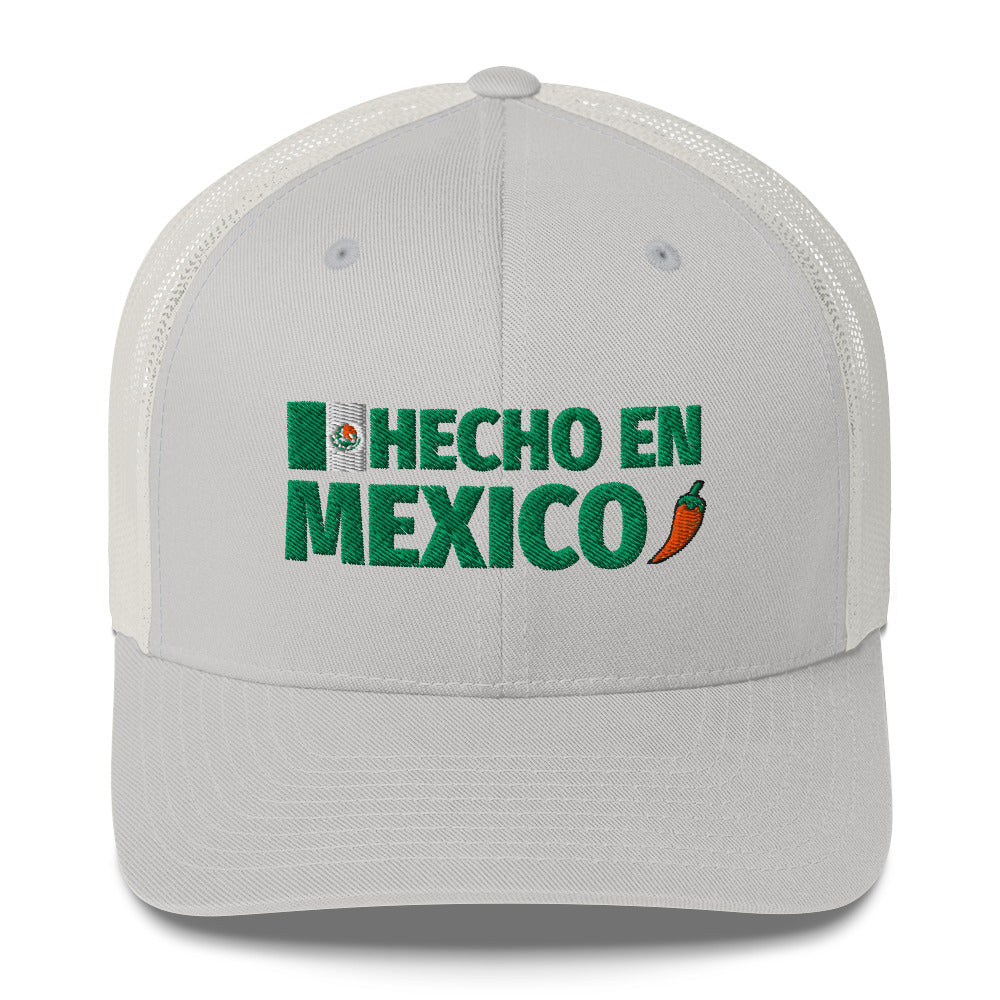 Gorra bordada con la bandera de México sobre fondo blanco. De la colección Colores de Pueblo de LATEA™.