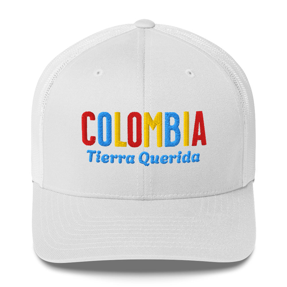 Gorra bordada con el texto “Tierra Querida”, diseño cultural colombiano con identidad vibrante.