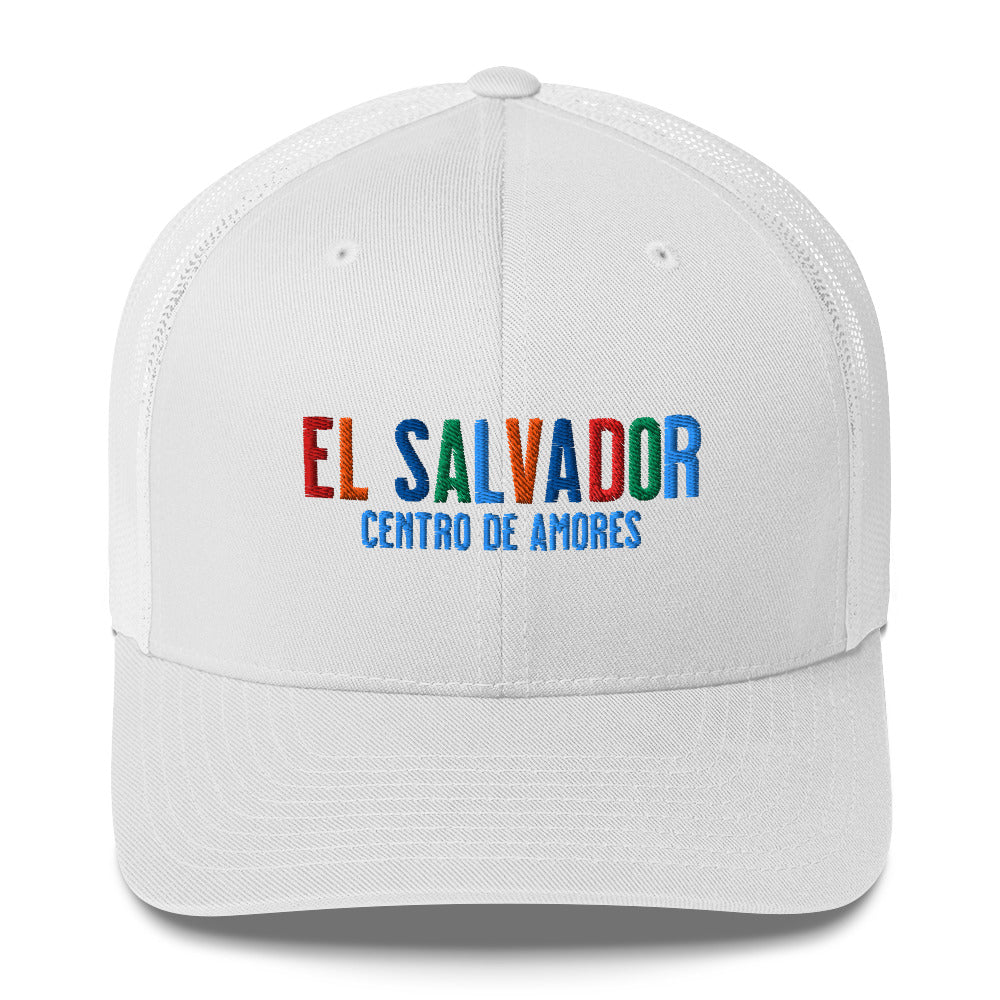 Gorra bordada con frase “Centro de Amores”, diseño cultural salvadoreño lleno de cariño y raíz.
