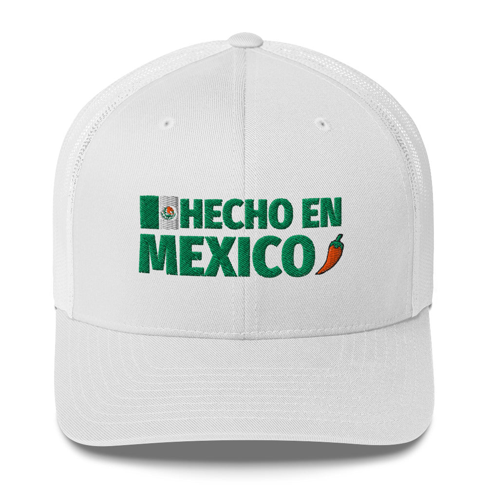 Gorra blanca bordada con la bandera de México sobre fondo morado. De la colección Colores de Pueblo de LATEA™.