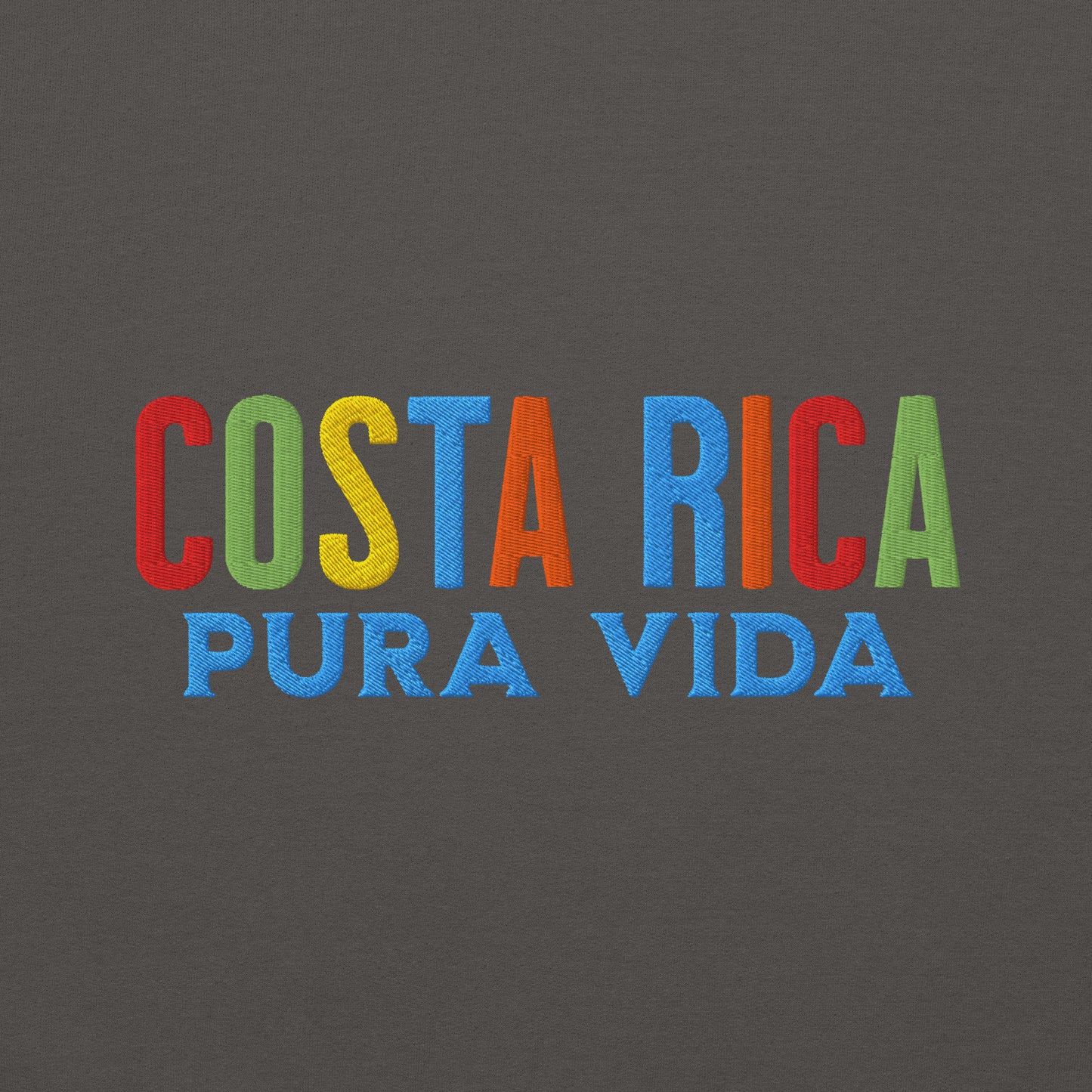 Bordado con la frase “Pura Vida”, inspiración cultural de Costa Rica.