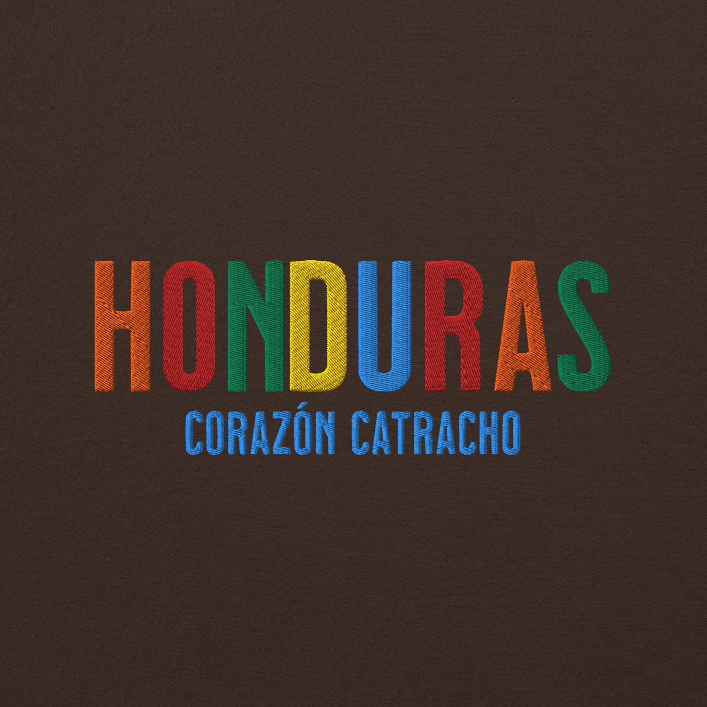 Bordado con la frase “Corazón Catracho”, inspiración cultural de Honduras.