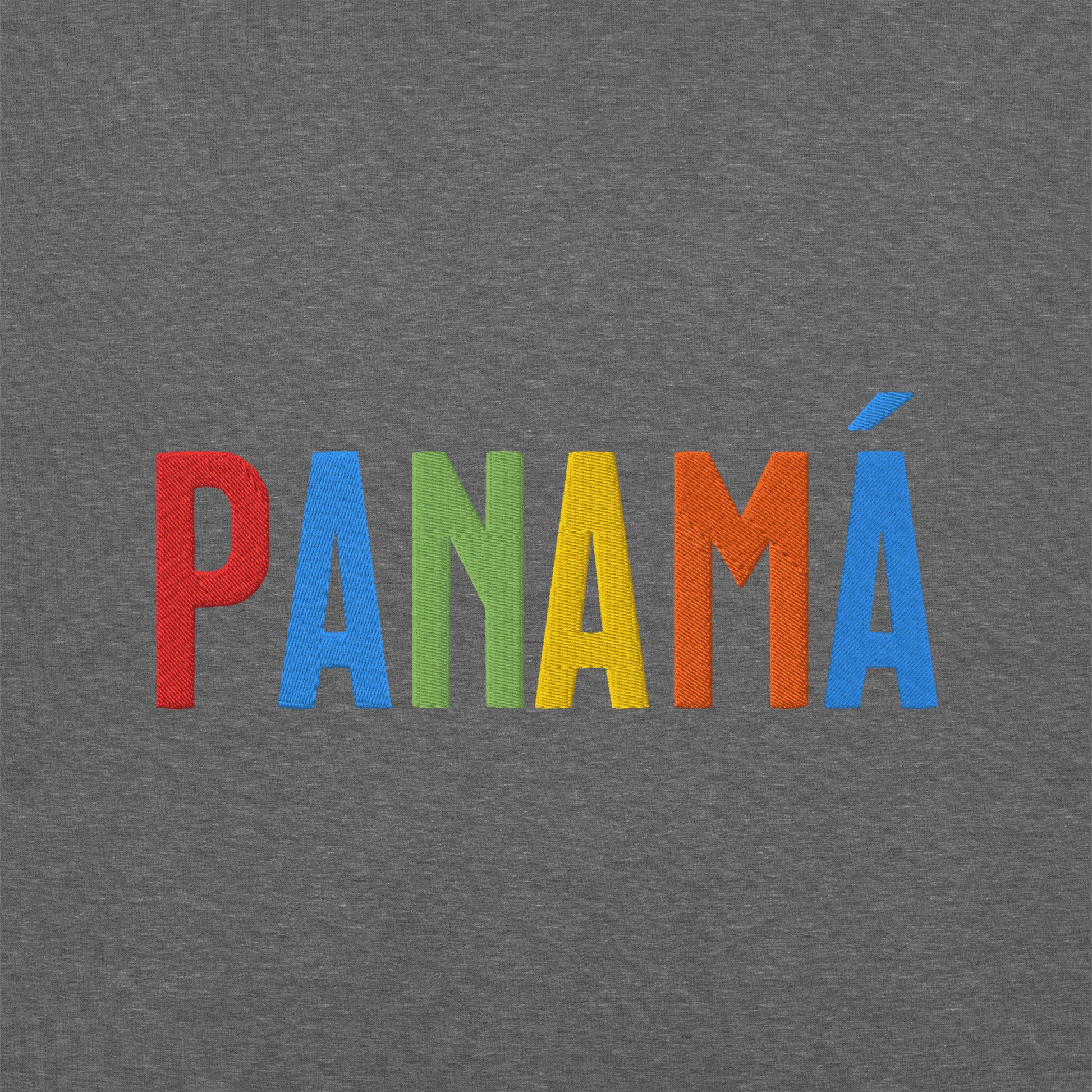 Bordado  con la frase “PANAMA”, inspiración cultural de Panamá.