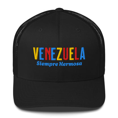 Gorra bordada con diseño cultural venezolano, parte de la colección Colores de Pueblo.