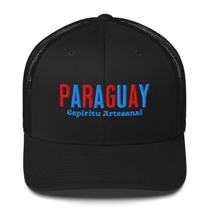 Gorra bordada con texto “Espíritu Artesanal”, diseño cultural paraguayo con raíces profundas.
