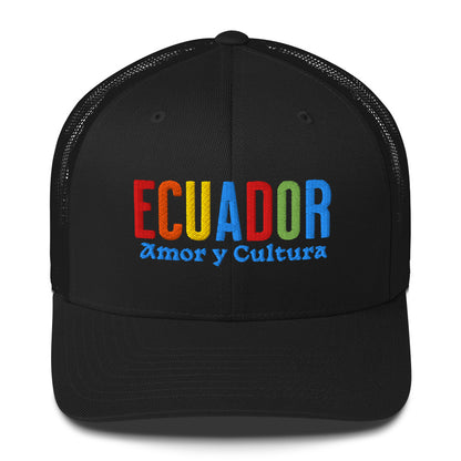 Gorra bordada con la frase “Amor y Cultura”, diseño inspirado en la tradición ecuatoriana.