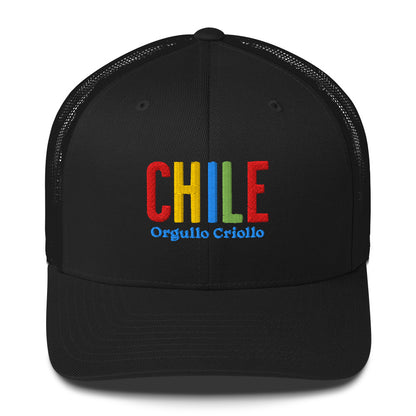 Gorra bordada con texto “Orgullo Criollo”, diseño artesanal inspirado en la cultura chilena.