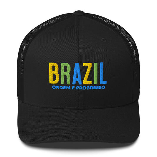 Gorra bordada con frase “Ordem e Progresso”, diseño cultural brasileño con estilo vibrante.