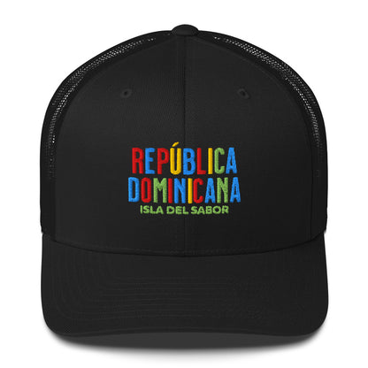 Gorra bordada con la frase “Isla del Sabor”, diseño dominicano vibrante de la colección Colores de Pueblo.