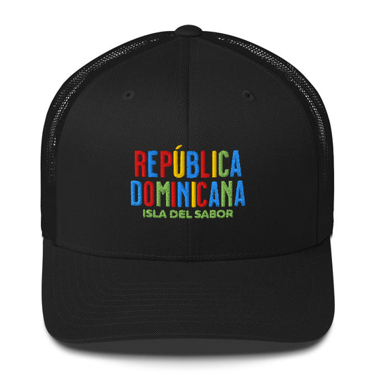Gorra bordada con la frase “Isla del Sabor”, diseño dominicano vibrante de la colección Colores de Pueblo.
