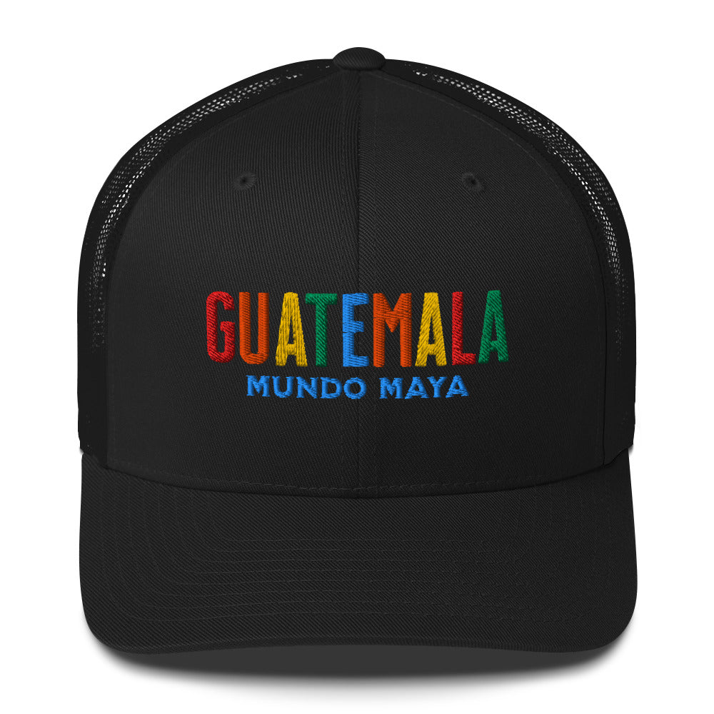 Gorra bordada con el texto “Mundo Maya” en colores vibrantes, diseño con orgullo chapín.