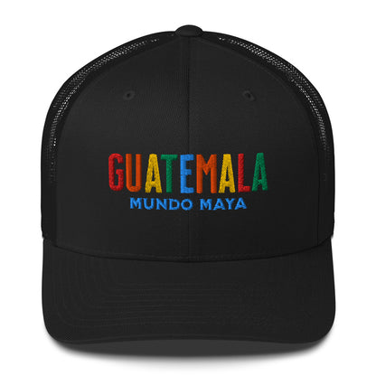 Gorra bordada con el texto “Mundo Maya” en colores vibrantes, diseño con orgullo chapín.