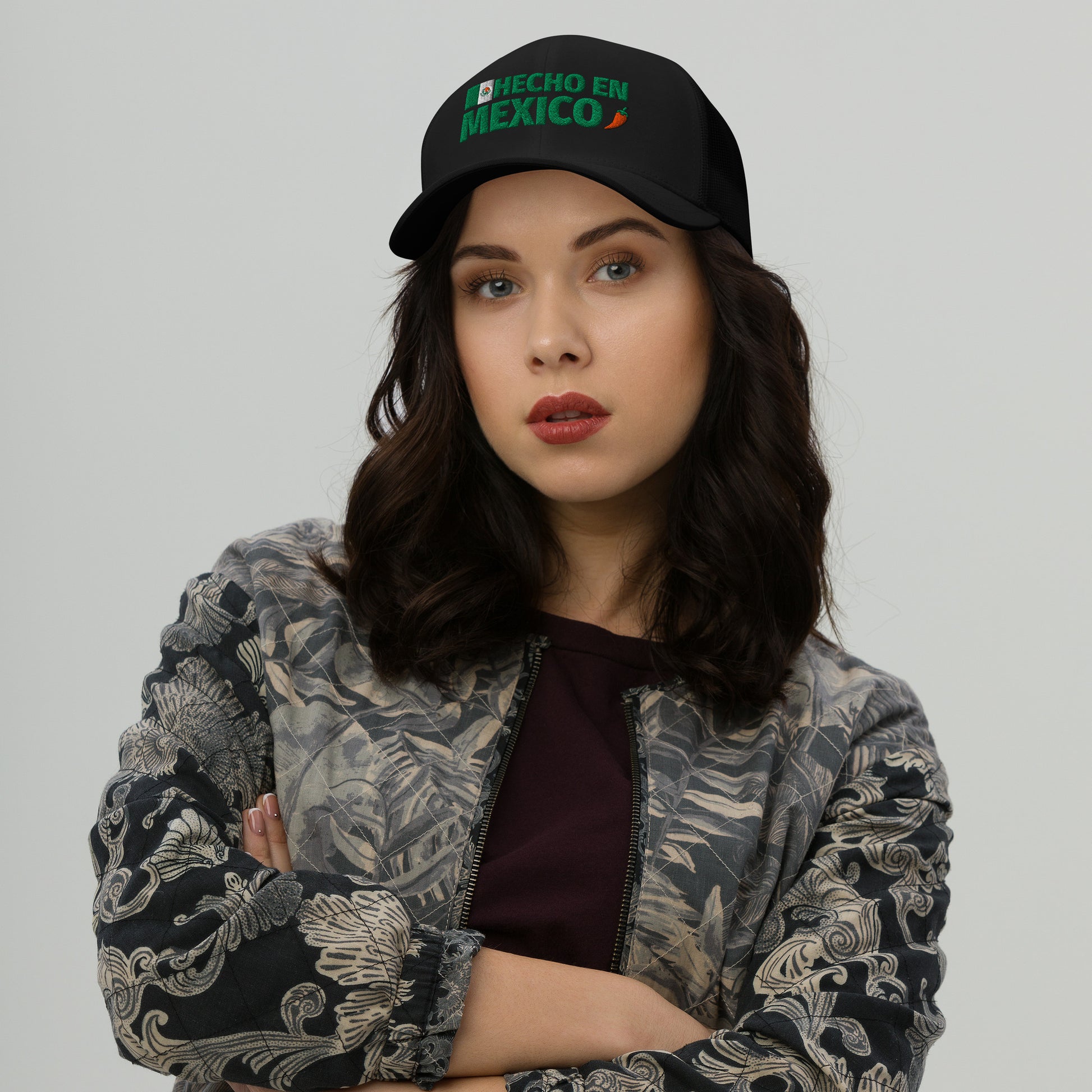 Gorra bordada con el texto “100% Mexicana”, diseño con orgullo nacional y esencia mexicana.