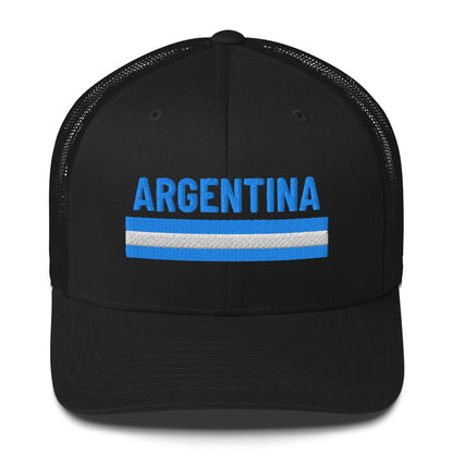 Trucker cap beige con palabra bordada “Argentina” en azul celeste, diseño limpio con orgullo nacional.