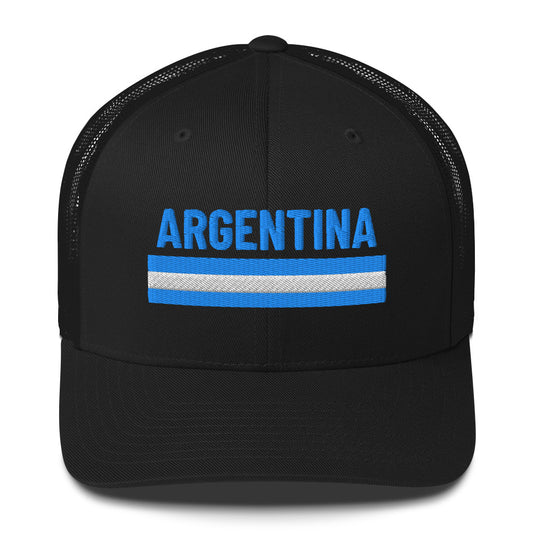 Trucker cap beige con palabra bordada “Argentina” en azul celeste, diseño limpio con orgullo nacional.