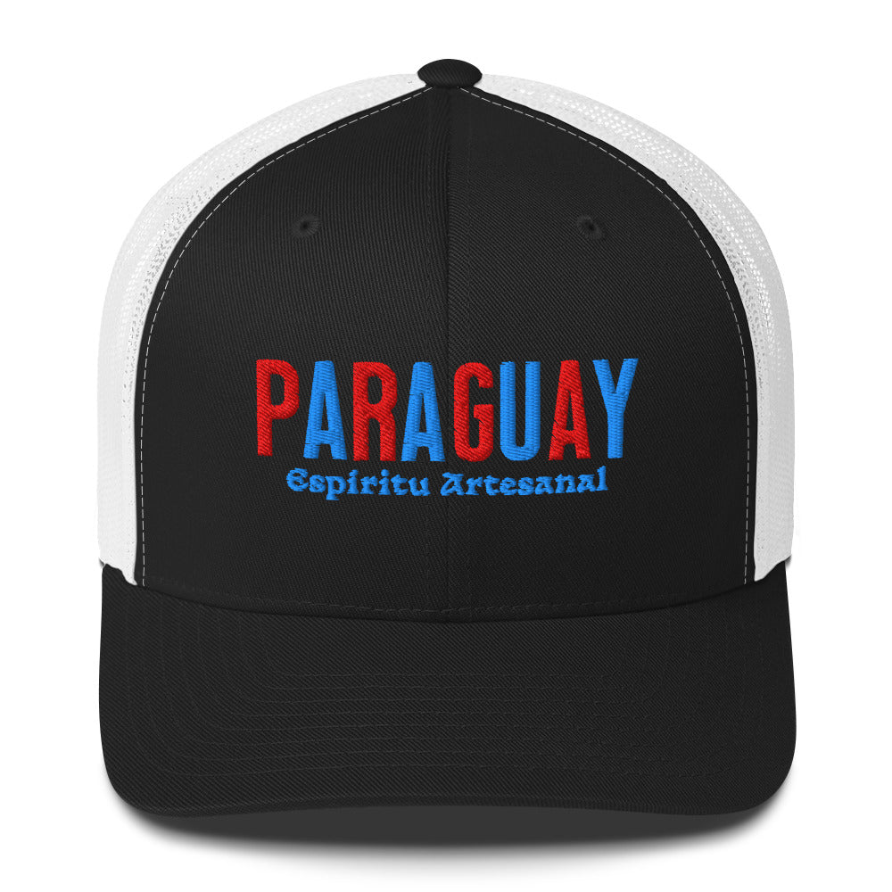 Gorra bordada con texto “Espíritu Artesanal”, diseño cultural paraguayo con raíces profundas.