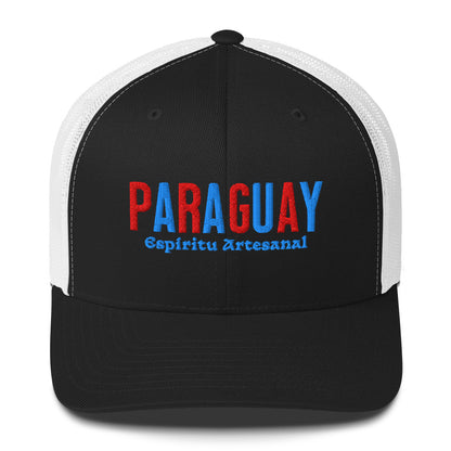 Gorra bordada con texto “Espíritu Artesanal”, diseño cultural paraguayo con raíces profundas.
