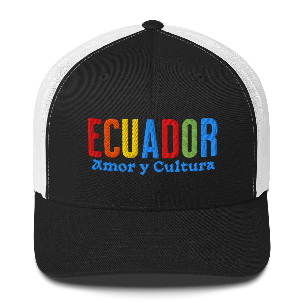 Gorra bordada con la frase “Amor y Cultura”, diseño inspirado en la tradición ecuatoriana.