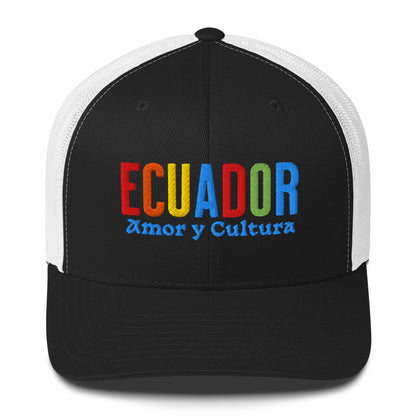 Gorra bordada con la frase “Amor y Cultura”, diseño inspirado en la tradición ecuatoriana.