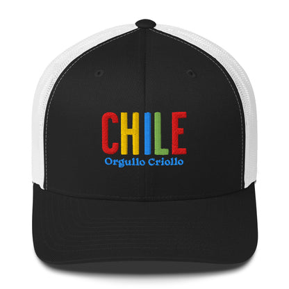 Gorra bordada con texto “Orgullo Criollo”, diseño artesanal inspirado en la cultura chilena.