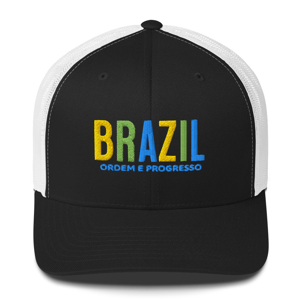 Gorra bordada con frase “Ordem e Progresso”, diseño cultural brasileño con estilo vibrante.