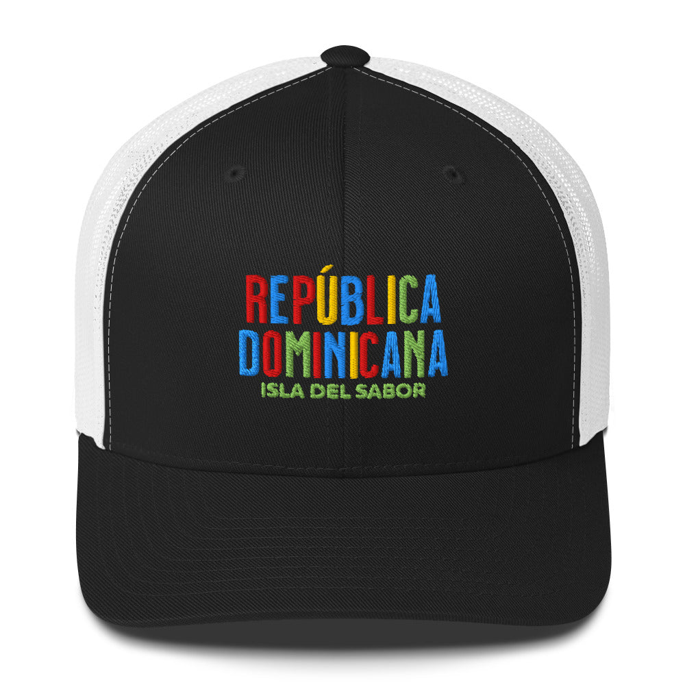 Gorra bordada con la frase “Isla del Sabor”, diseño dominicano vibrante de la colección Colores de Pueblo.