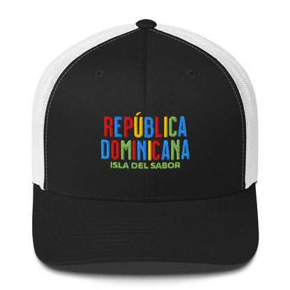 Gorra bordada con la frase “Isla del Sabor”, diseño dominicano vibrante de la colección Colores de Pueblo.