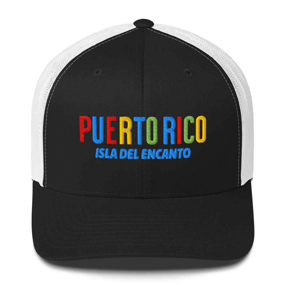 Gorra bordada con el texto “Isla del Encanto”, diseño cultural boricua lleno de alegría y sazón.