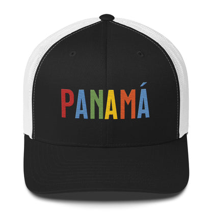 Gorra bordada con diseño cultural panameño de la colección Colores de Pueblo.